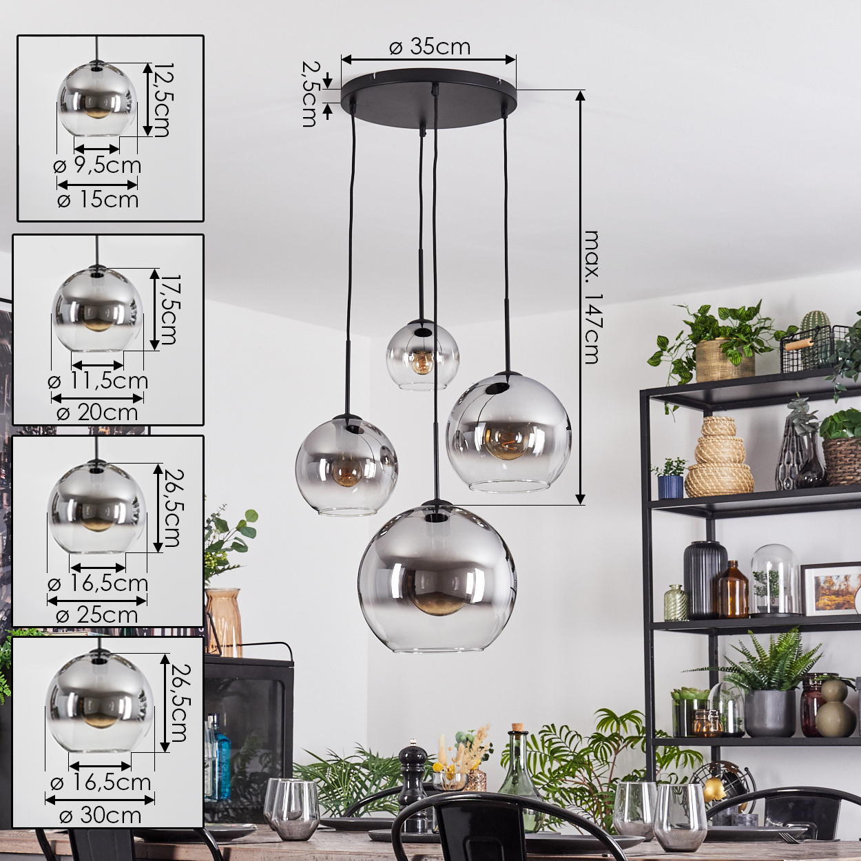 Eine moderne Hängeleuchte mit vier kugelförmigen Glasschirmen unterschiedlicher Größe hängt über einem Esstisch. Der Raum hat ein Regal mit Pflanzen.