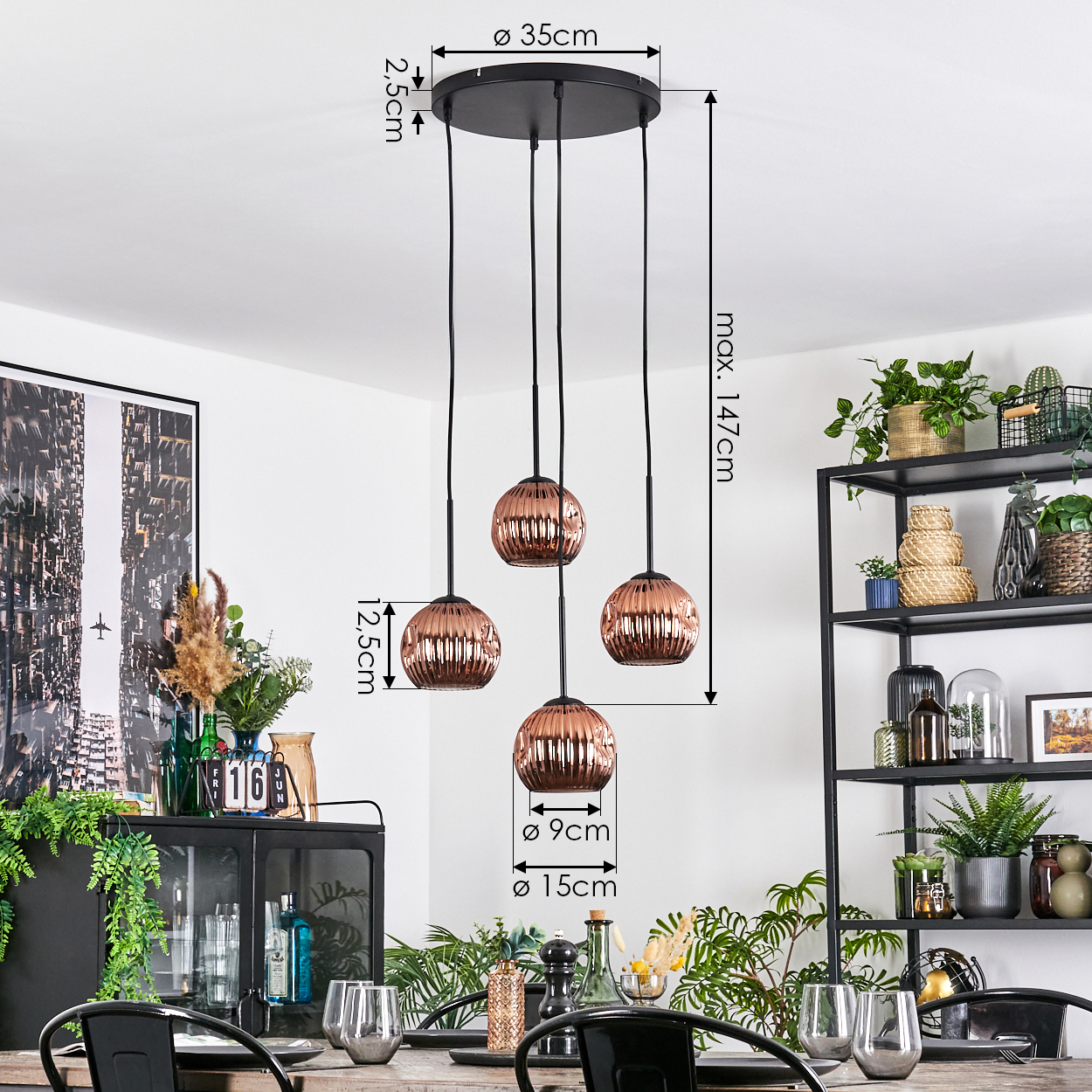 Ein Esszimmer mit schwarzem Tisch und Stühlen. Vier kupferfarbene Kugelleuchten hängen von der Decke. Pflanzen und Dekorationen sind sichtbar.