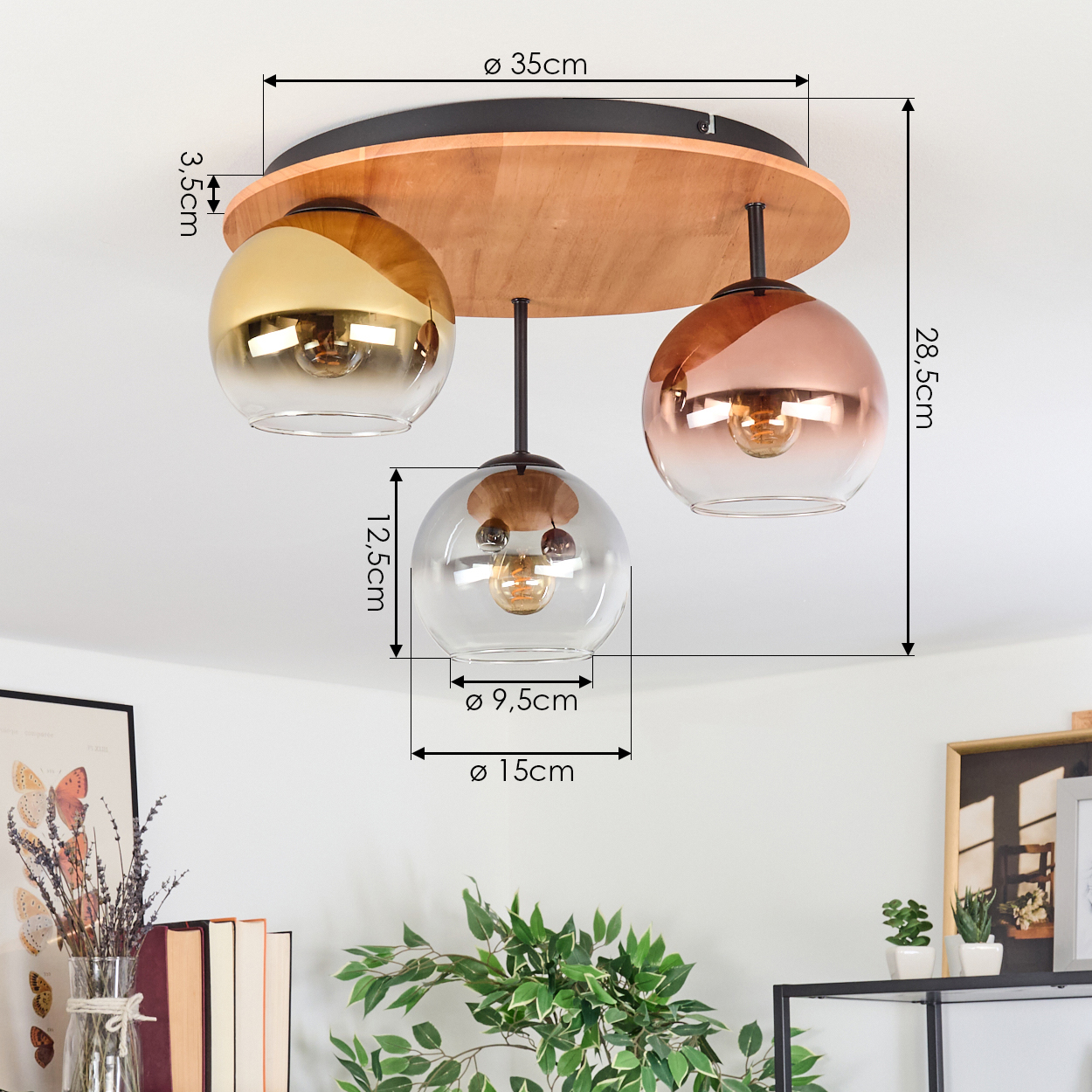 Deckenleuchte mit drei Glaskugelschirmen, Gold, Kupfer und klar. Holzsockel mit schwarzen Stäben. Abmessungen sind angegeben.