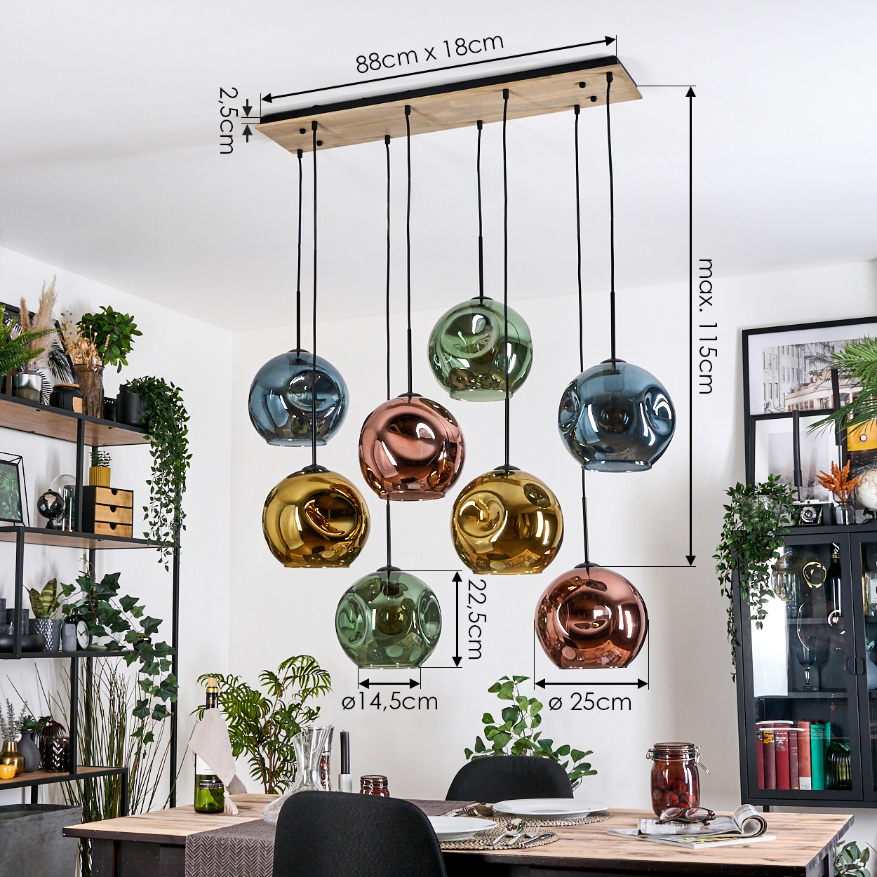 Esszimmer mit Holztisch, Stühlen und mehrfarbiger Pendelleuchte. Maße sind im Bild angegeben.