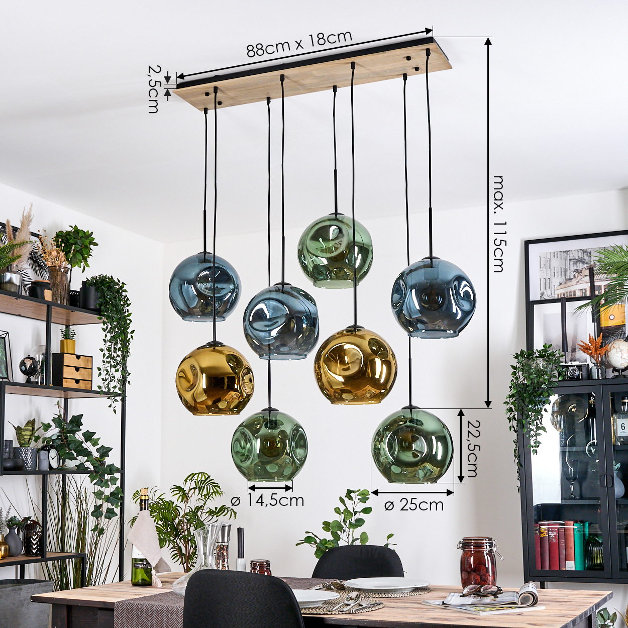 Ein modernes Esszimmer mit Holztisch und Pendelleuchte mit bunten Glaskugeln.