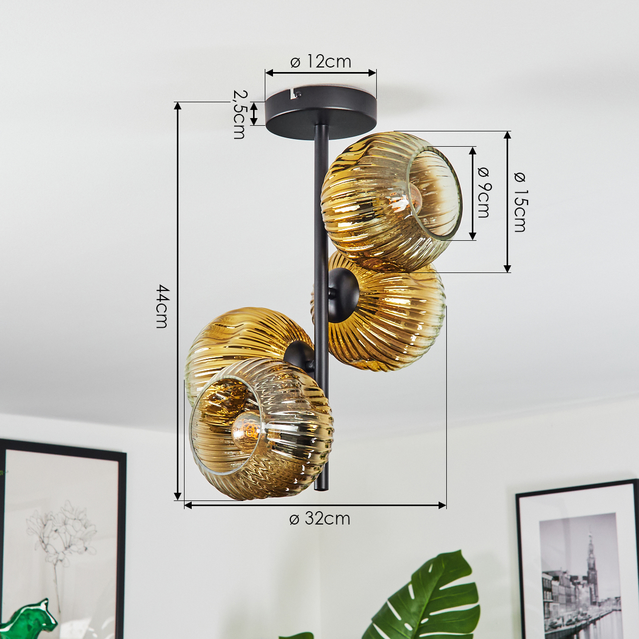 Eine moderne Deckenlampe mit drei bernsteinfarbenen Glaskugelschirmen. Abmessungen und Maße sind mit schwarzen Linien und Text dargestellt.