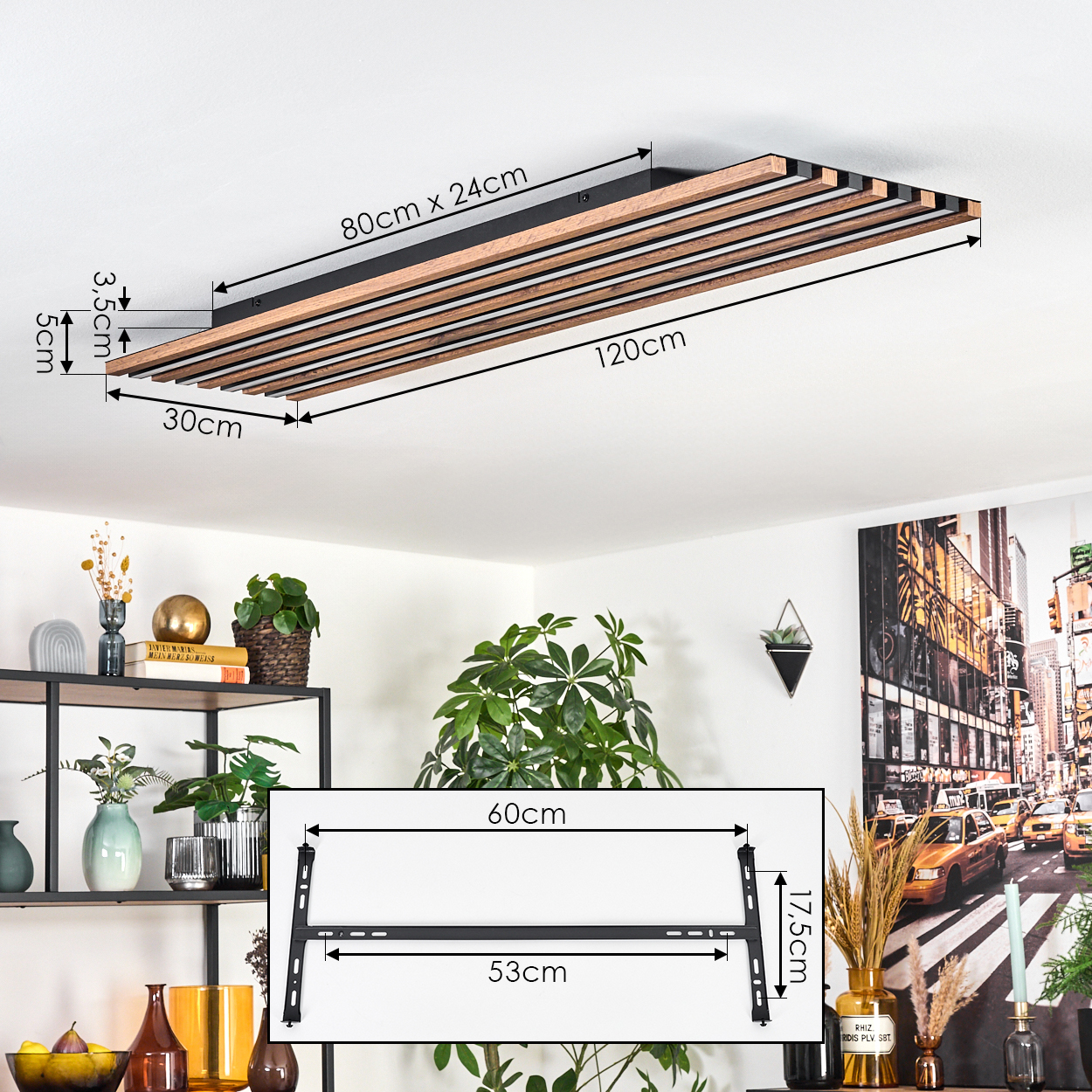 Eine moderne Deckenlampe mit Holzlatten, mit Maßen. Ein Regal mit Dekorationen und ein Stadtbildgemälde sind ebenfalls zu sehen.