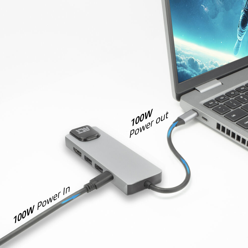 Un laptop collegato a un hub grigio tramite un cavo USB-C. L'hub ha più porte e un cavo di alimentazione in ingresso. Il testo indica il flusso di energia.