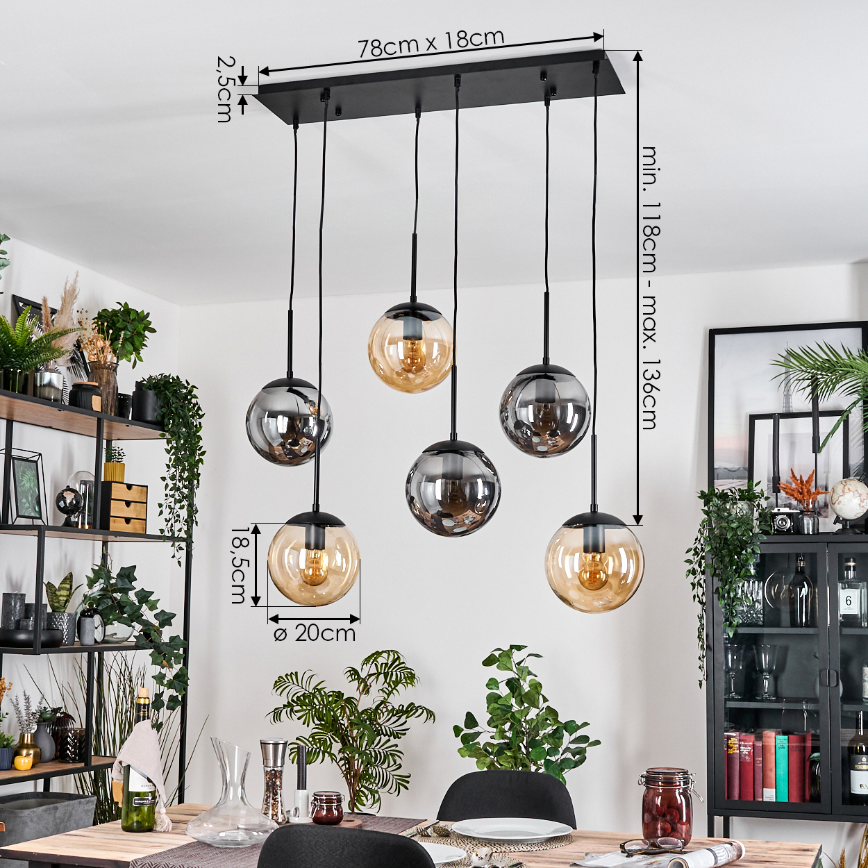 Ein modernes Esszimmer mit Hängeleuchten. Pflanzen und Dekorationen sind auf Regalen und einem Tisch sichtbar. Maße sind angegeben.