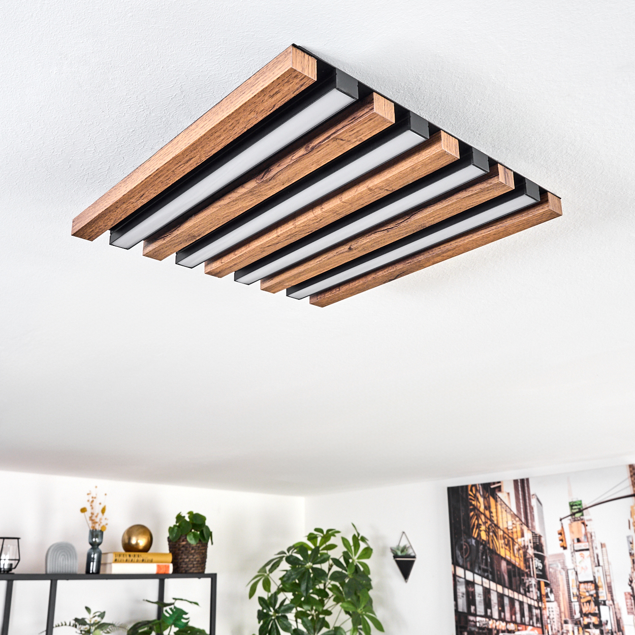 Eine moderne Deckenleuchte mit Holzlatten und eingebauten weißen Lichtern. Darunter ein Raum mit Pflanzen, einem Regal mit Dekor und einem Stadtbild.