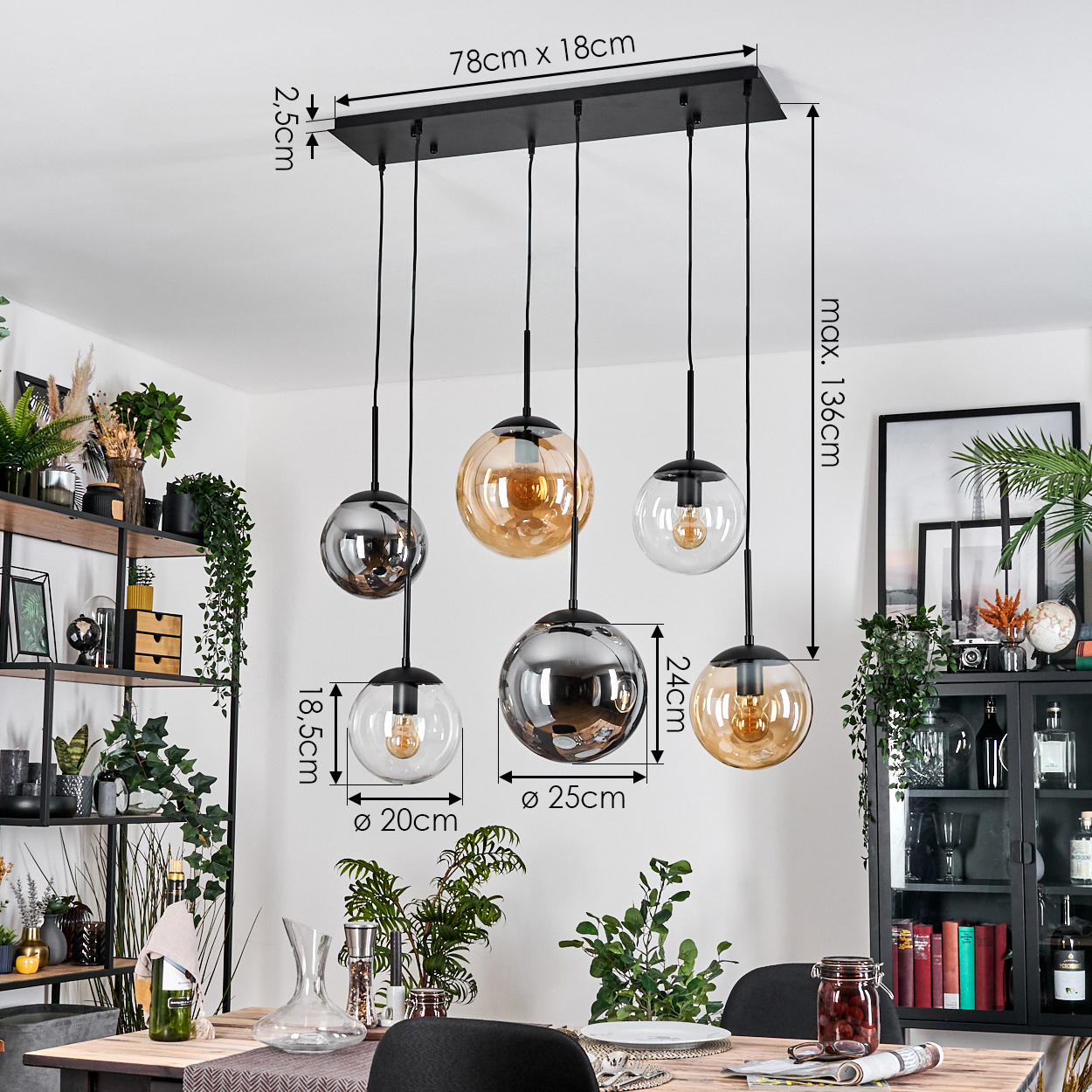 Esszimmer mit Kronleuchter aus Glaskugeln. Maße sind angegeben. Pflanzen, Tisch, Stühle und Regale sind sichtbar.