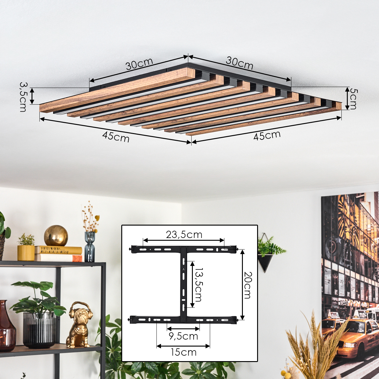 Deckenlampe mit Holzlatten und Abmessungen. Ein Regal mit Dekor und eine TV-Halterung. Ein NYC-Gemälde ist im Hintergrund.