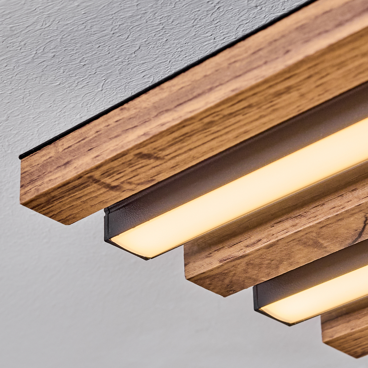 Holzbalken mit integrierter Beleuchtung sind an der Decke montiert. Die Balken sind braun und die Lichter geben ein warmes Licht ab.