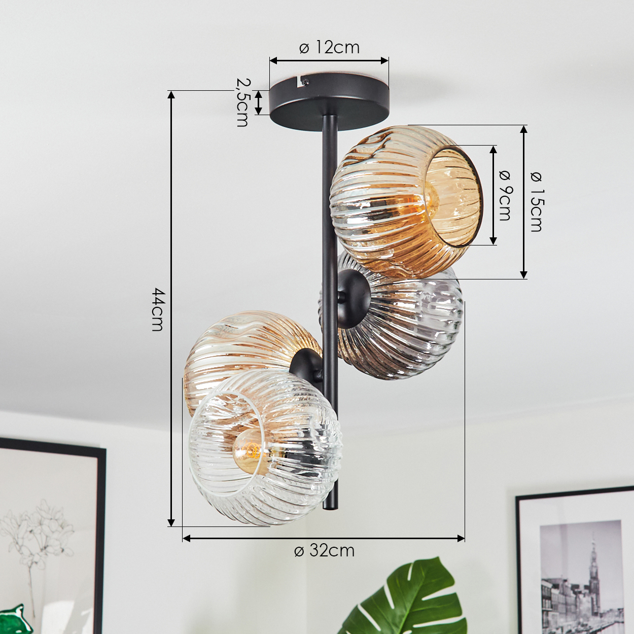 Moderne Deckenlampe mit vier Glaskugeln in Bernstein und klaren Farben, schwarzem Metallrahmen. Abmessungen mit Pfeilen angezeigt.