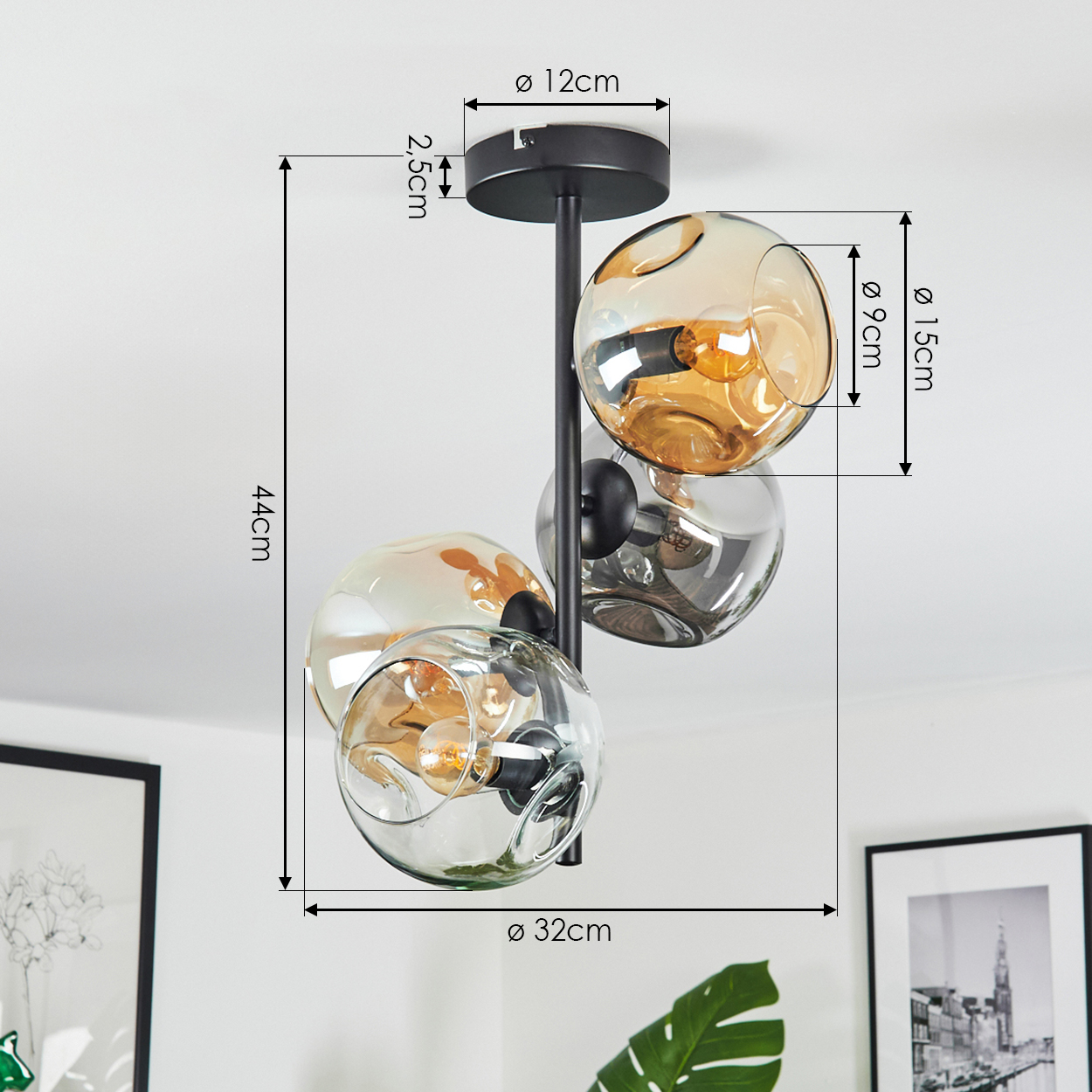 Eine moderne Deckenlampe mit vier Glasschirmen in Bernstein- und Klartönen, aufgehängt an einer schwarzen Metallhalterung.