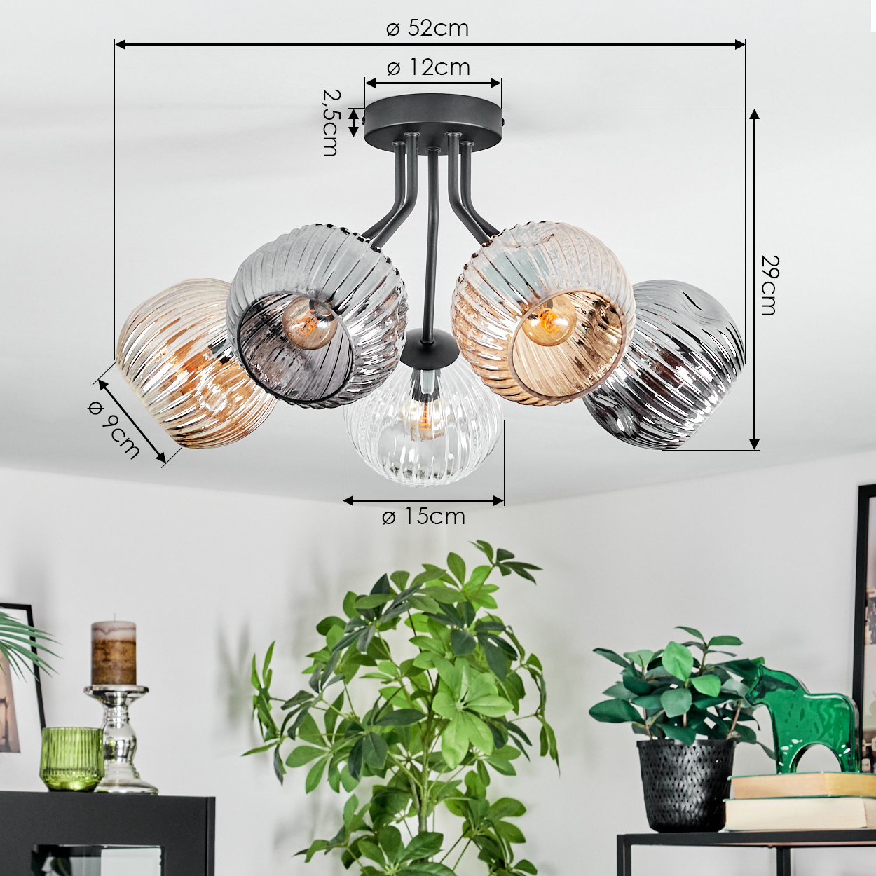 Deckenlampe mit fünf Glaskugeln, Maße beschriftet. Pflanzen und Deko im Vordergrund, weiße Decke im Hintergrund.