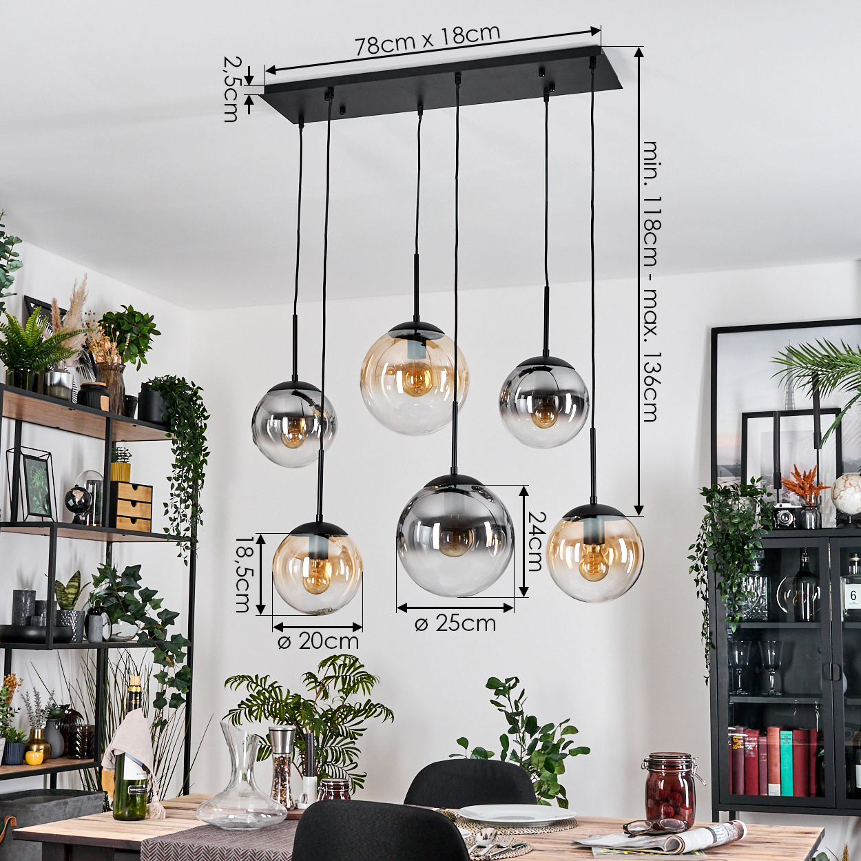 Ein modernes Esszimmer-Setup mit einem schwarzen Kronleuchter mit sechs Glaskugelleuchten, ergänzt durch dekorative Pflanzen und einen Esstisch.