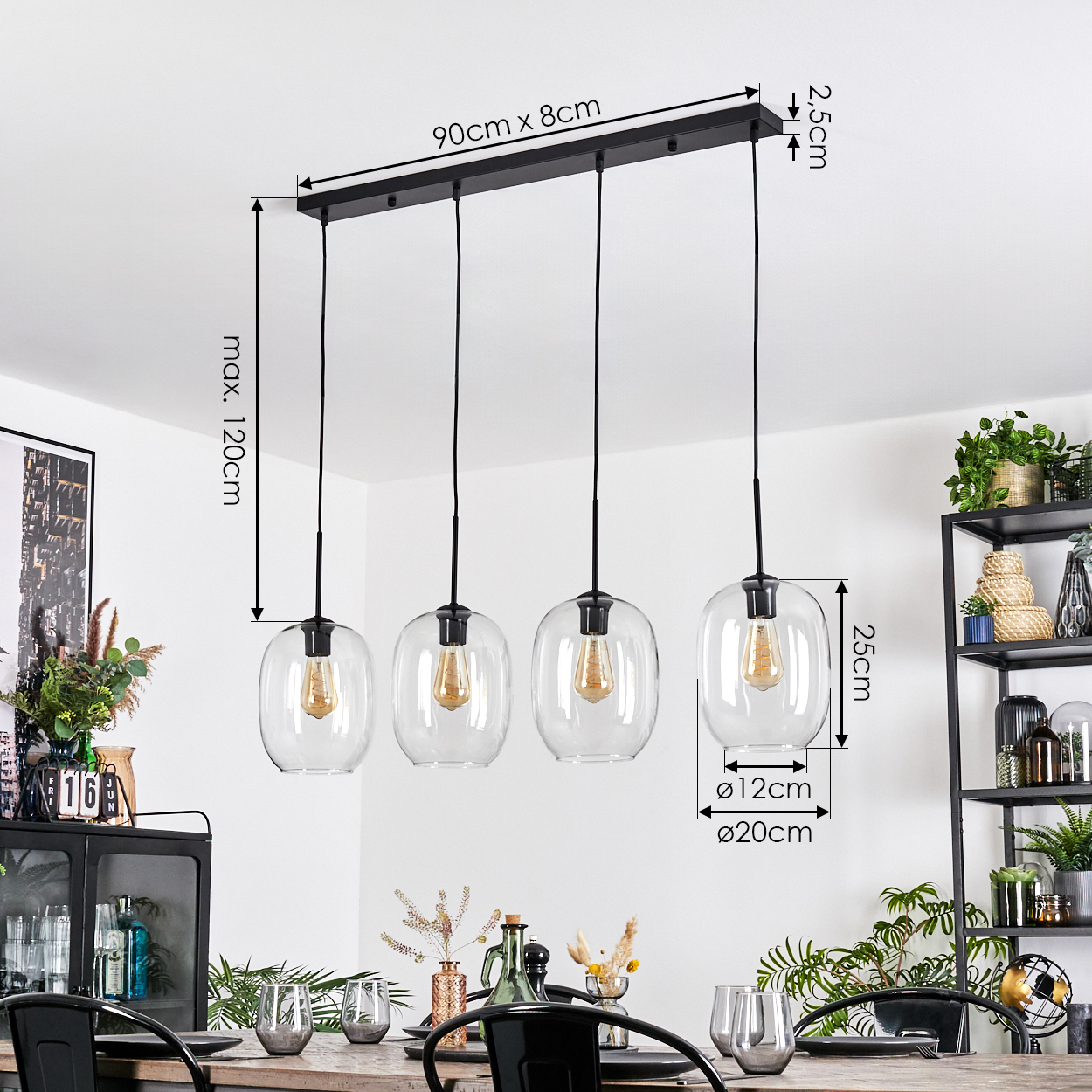 Vier Glas-Pendelleuchten mit sichtbaren Glühbirnen hängen über einem Tisch. Maße sind angegeben. Pflanzen und ein Regal sind im Hintergrund.