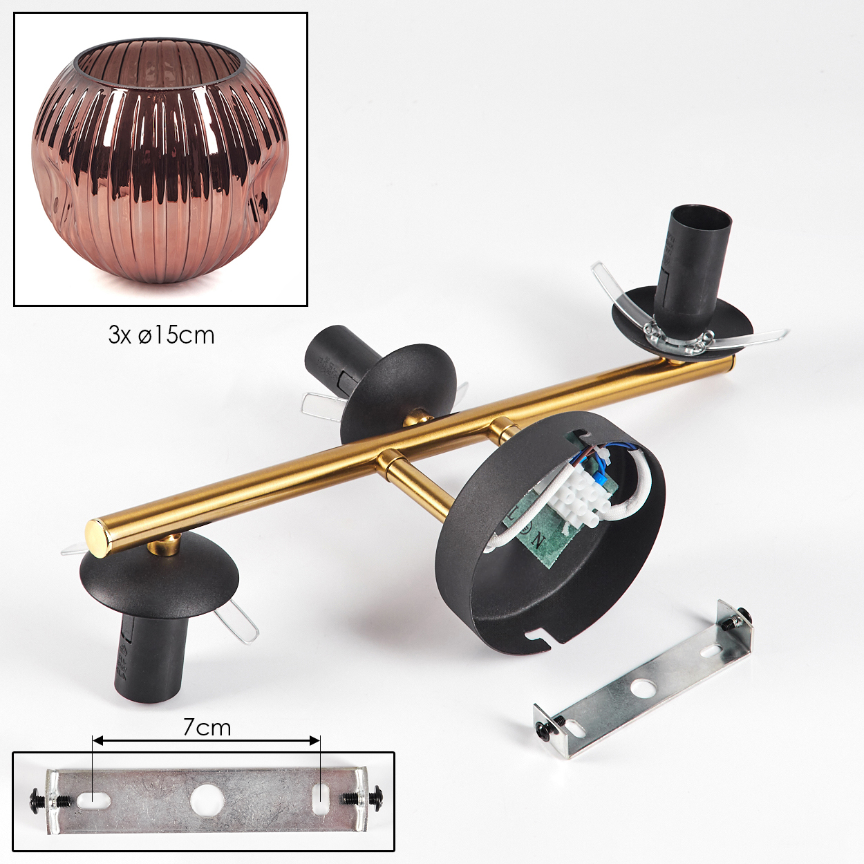 Eine zerlegte Deckenleuchte mit kupferfarbener Glaskugel, Goldstange, schwarzen Fassungen und einer Metallhalterung.