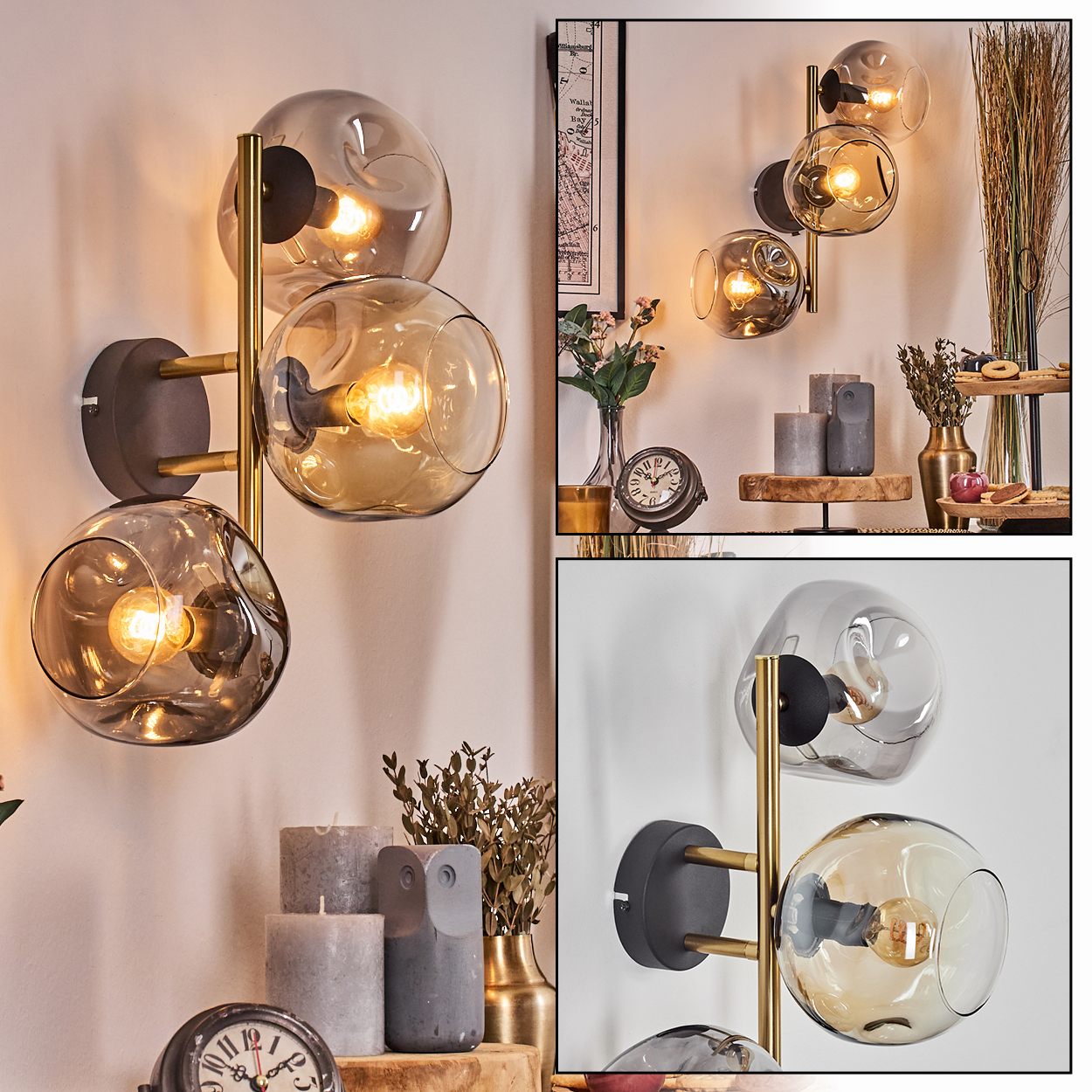 Wandleuchte mit drei Glühbirnen, goldenen Armen und grauen Kugeln. Kerzen, Uhr und Vase mit Pflanzen im Hintergrund.