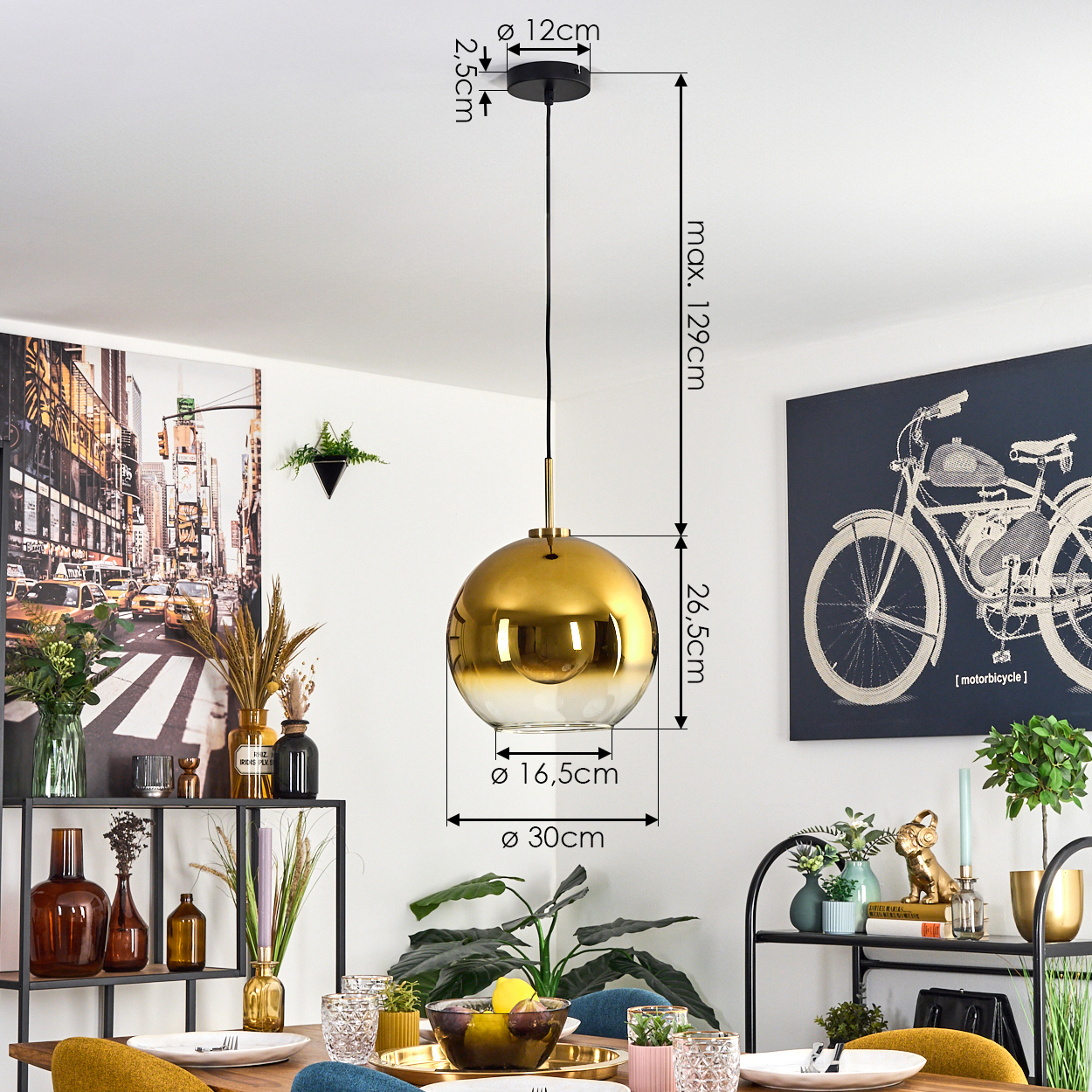 Eine goldene, kugelförmige Pendelleuchte hängt über einem Esstisch. Abmessungen sind markiert. Eine Stadtszene und ein Fahrradkunstwerk sind sichtbar.