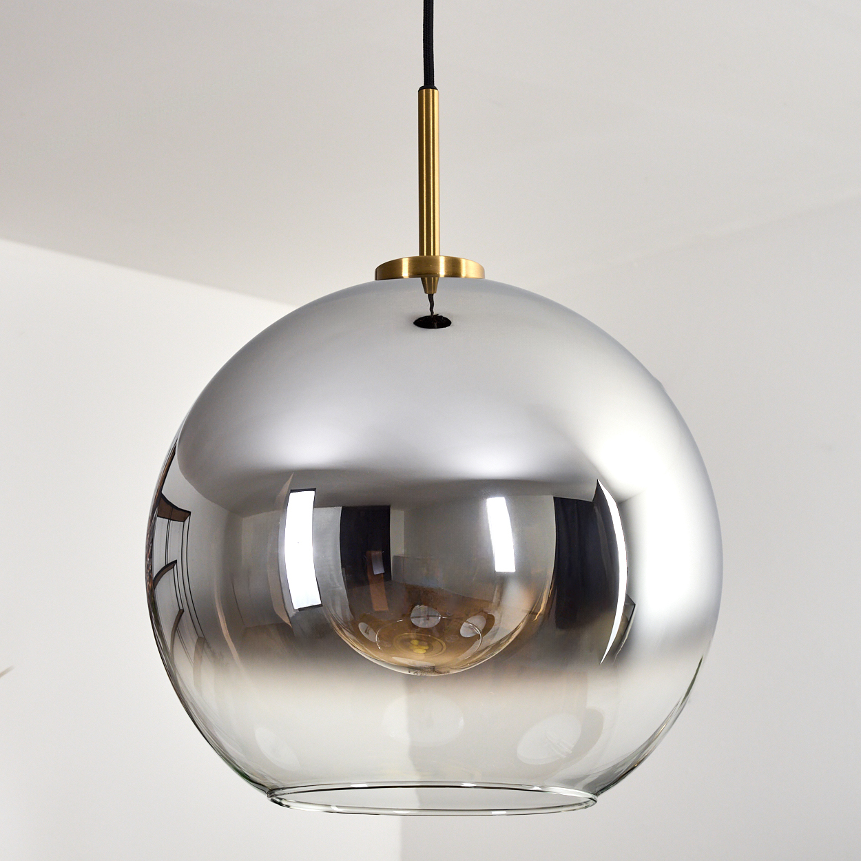 Moderne, kugelförmige Pendelleuchte mit Chrom-Finish. Sie hängt von der Decke und reflektiert den Raum. Farbverlauf Glas.