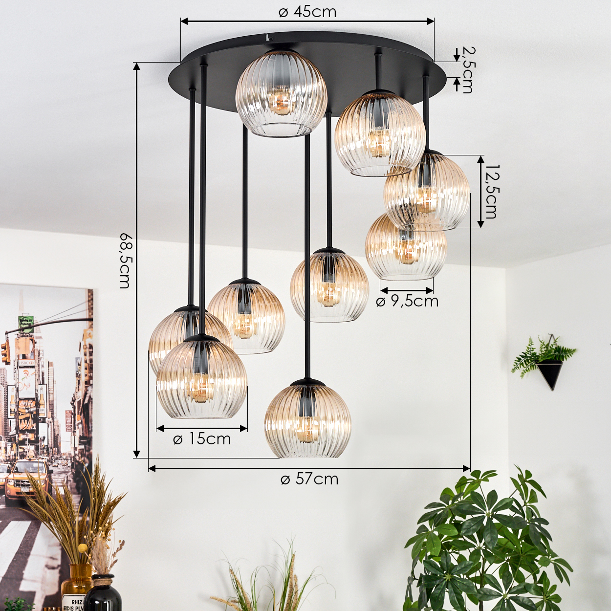 Eine moderne Deckenleuchte mit neun Glaskugeln hängt von der Decke. Abmessungen sind mit schwarzen Linien und Text gekennzeichnet.