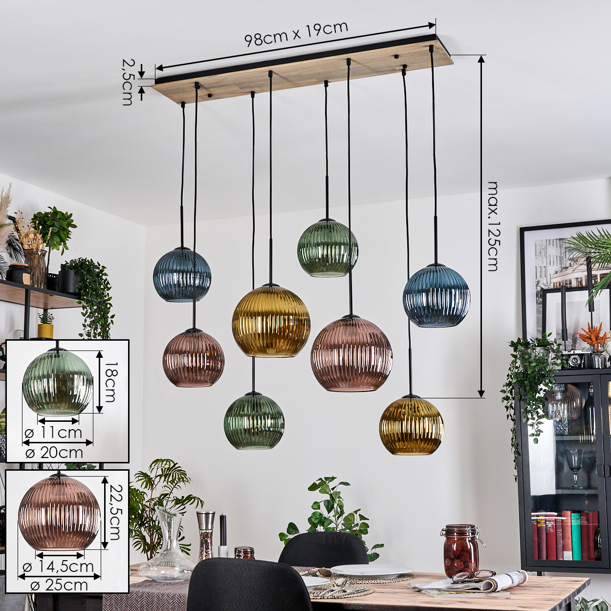 Neun bunte Pendelleuchten hängen an einem Holzbalken. Abmessungen und Details der Leuchten werden angezeigt. Im Vordergrund befindet sich ein Esstisch.