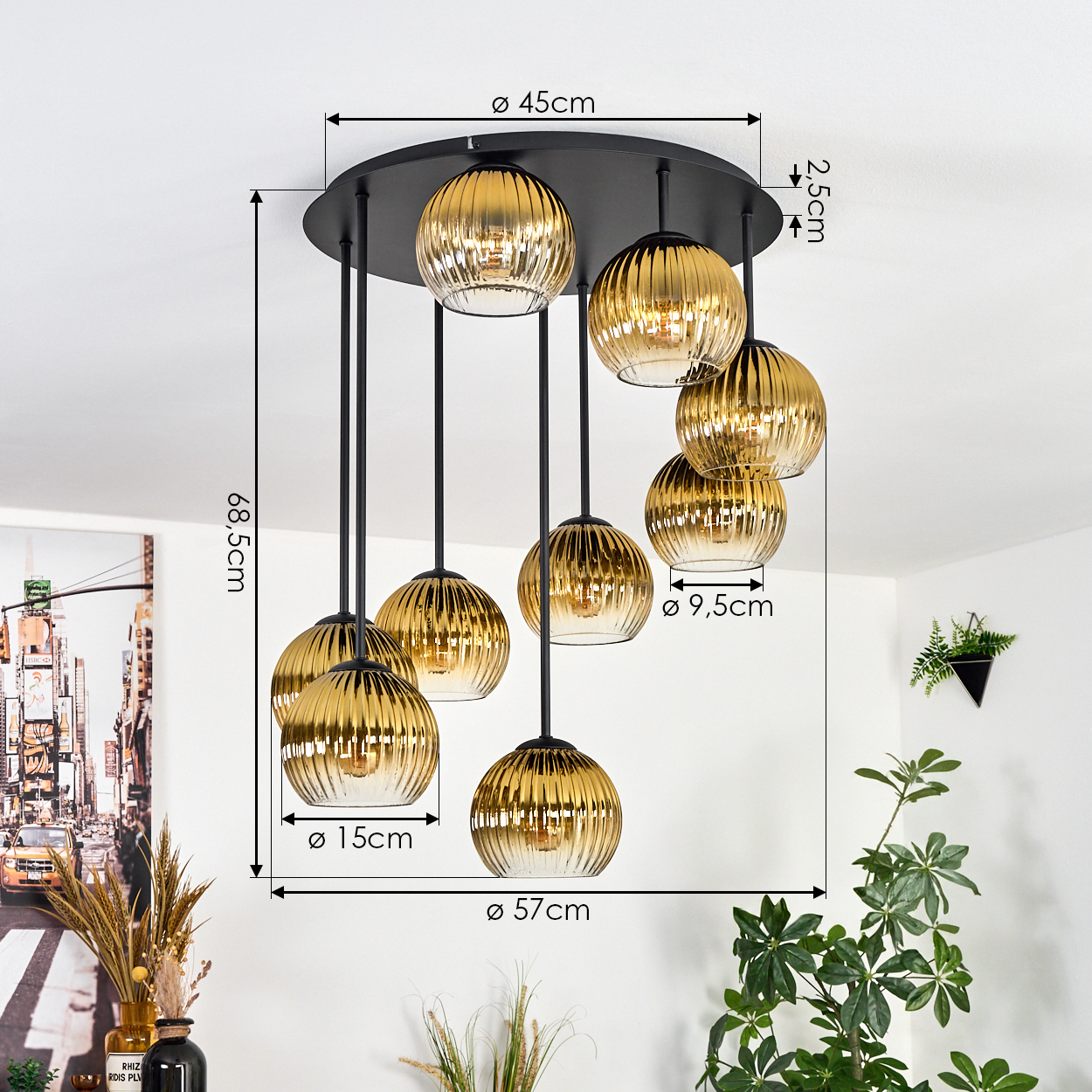 Eine moderne Deckenlampe mit neun goldenen, kugelförmigen Schirmen. Sie hängt an einer schwarzen, kreisförmigen Basis. Abmessungen angegeben.