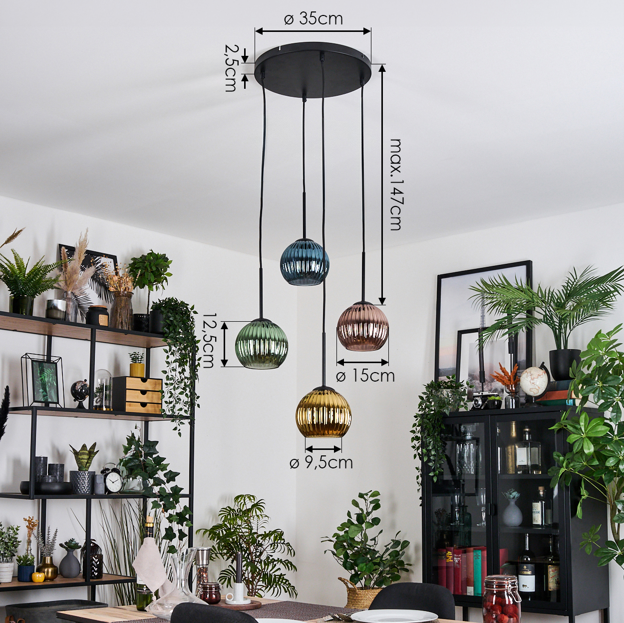 Ein Esszimmer mit Hängelampen, Pflanzen und einem Tisch, der für eine Mahlzeit gedeckt ist. Die Lampen haben Glaskugeln in verschiedenen Farben.