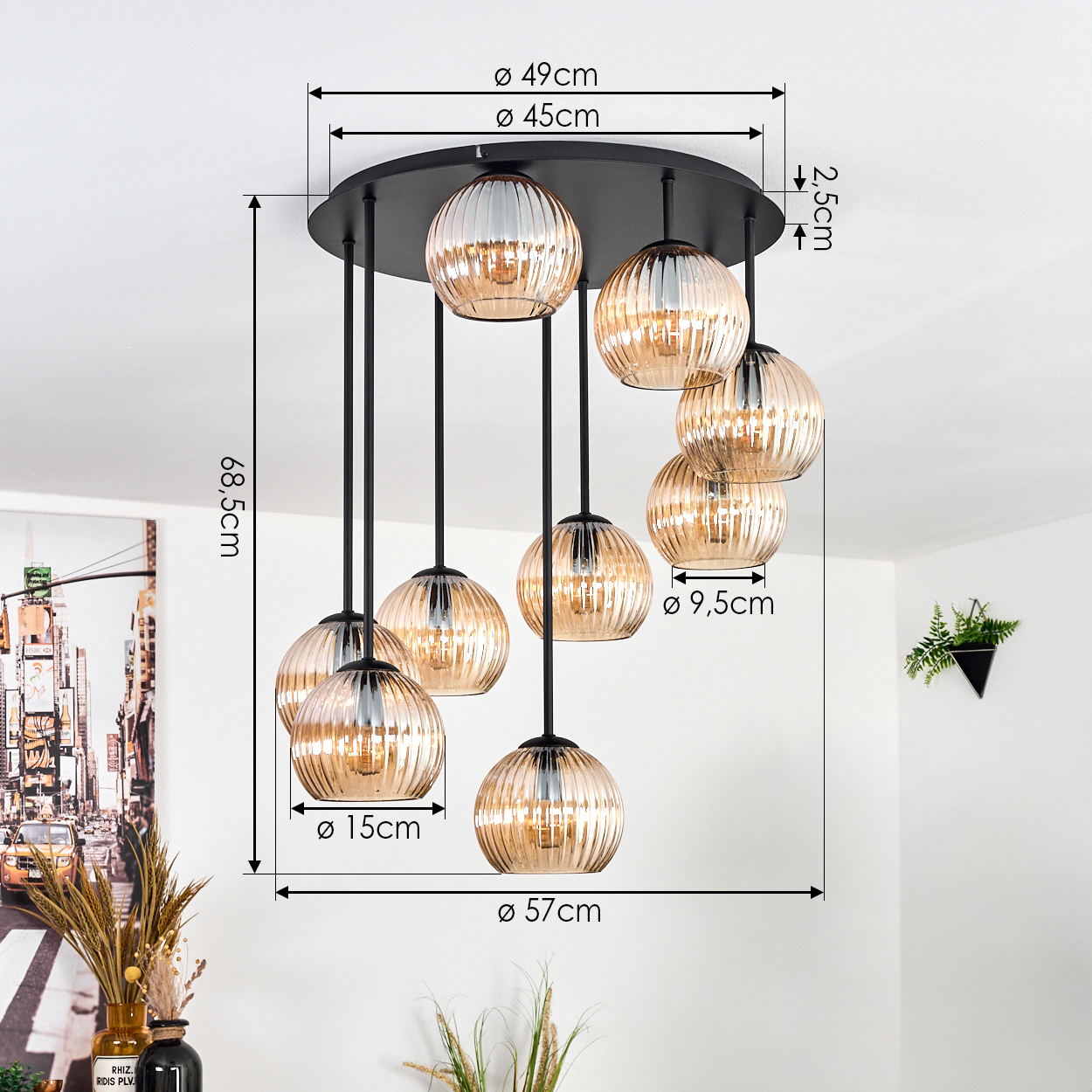 Eine moderne Deckenlampe mit Glaskugeln, schwarzen Stäben und kreisförmiger Basis. Abmessungen sind angegeben.