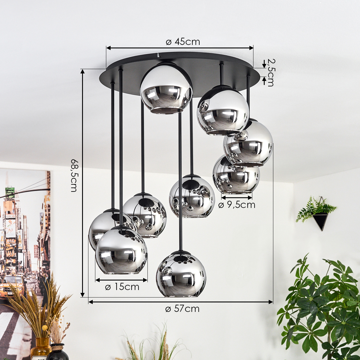 Eine moderne Deckenlampe mit silbernen Kugelschirmen, schwarzen Stielen und einem schwarzen kreisförmigen Sockel. Abmessungen sind angegeben.