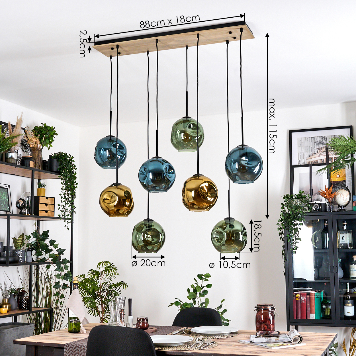 Ein modernes Esszimmer mit Holztisch, Hängelampen mit Glaskugeln in verschiedenen Farben und dekorativen Pflanzen.