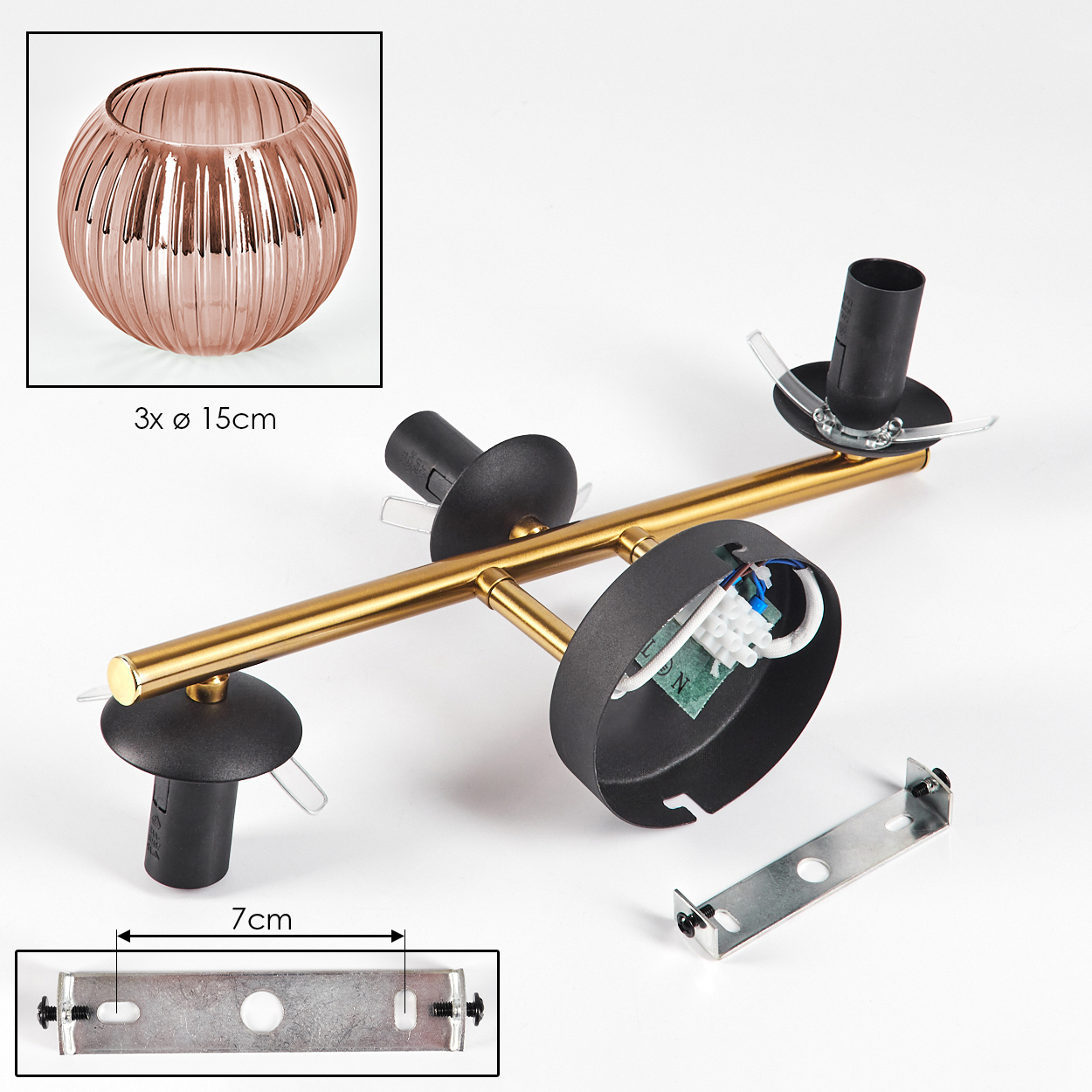 Eine zerlegte schwarz-goldene Leuchte mit einer rosafarbenen Glasschale in der Ecke und einer Metallhalterung unten.