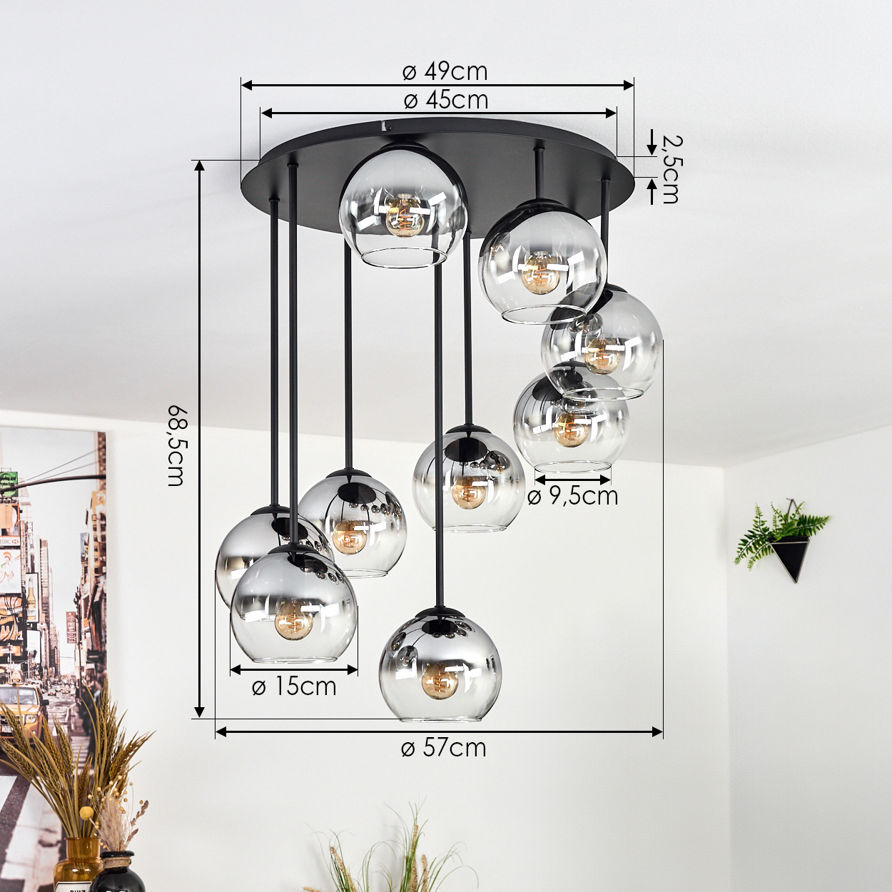 Eine moderne Deckenleuchte mit mehreren kugelförmigen Glaslampen, die von einer schwarzen runden Basis hängen. Abmessungen sind angegeben.