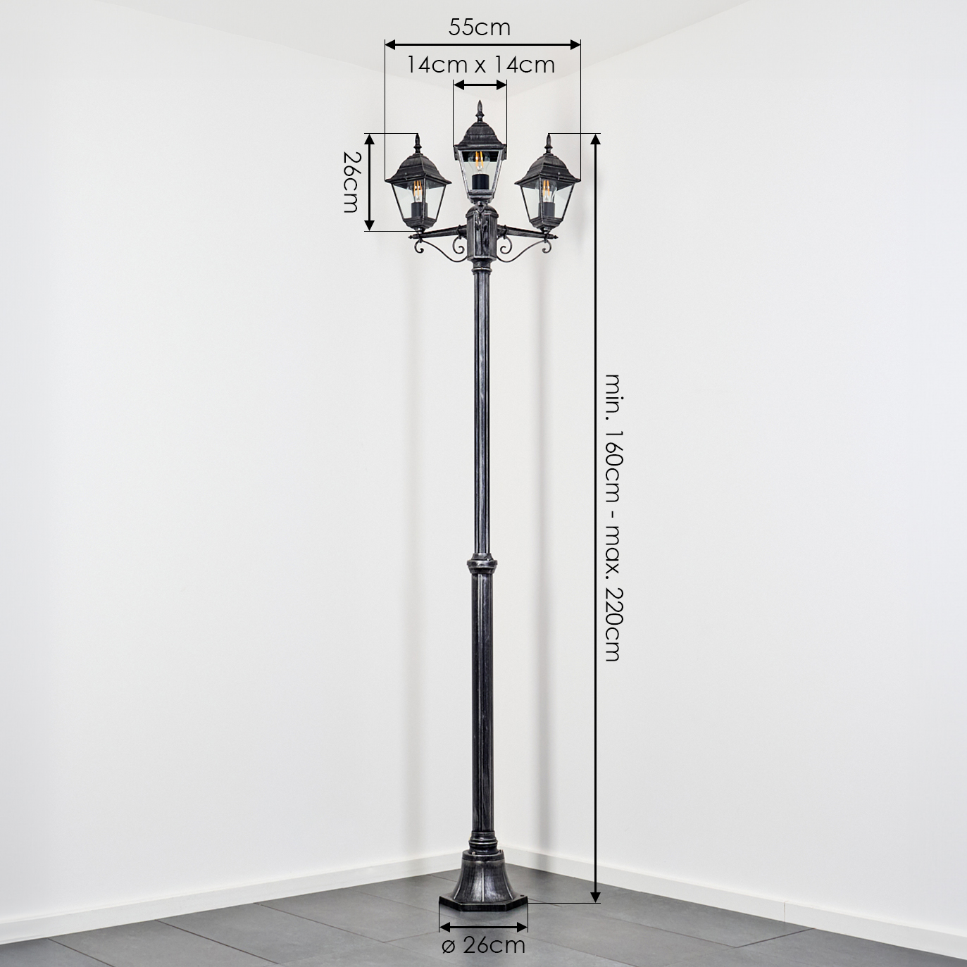 Eine hohe, schwarze Straßenlaterne mit drei Lampen steht in einer Ecke. Die Maße sind angegeben: Höhe 160-220cm, Breite 55cm, Basisdurchmesser 26cm.