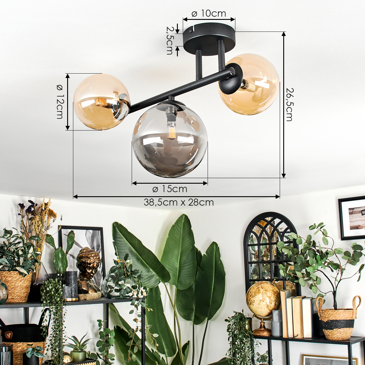 Eine moderne Deckenlampe mit drei Glaskugeln. Darunter sind verschiedene Pflanzen und dekorative Gegenstände angeordnet.