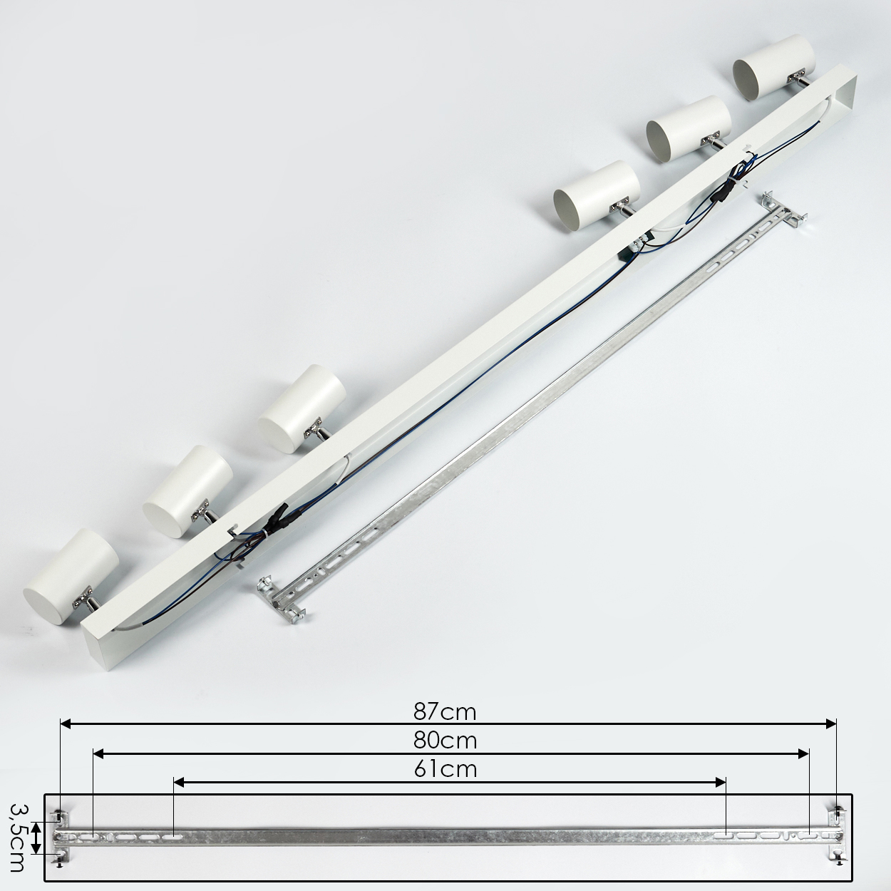 Weiße Deckenleuchte mit sechs Strahlern, 87 cm lang. Eine separate Metallschiene ist enthalten, mit Maßangaben.