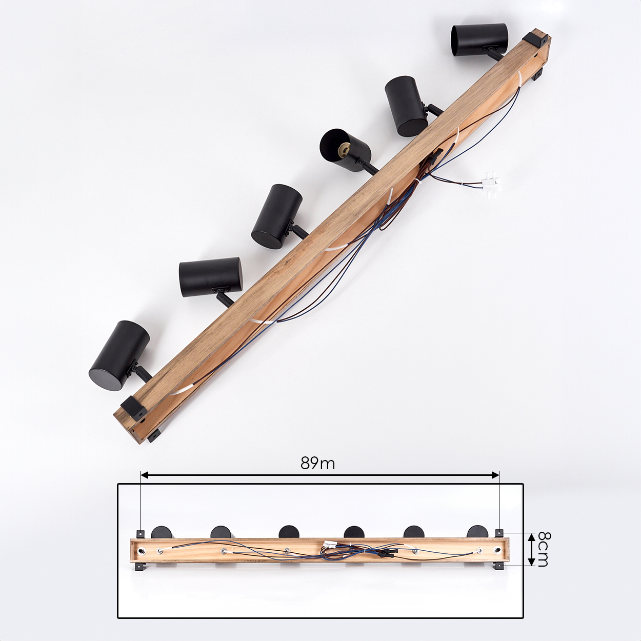 Holz-Schienenleuchte mit sechs schwarzen Strahlern. Kabel sichtbar. Maße: 89 cm Länge, 8 cm Breite. Weißer Hintergrund.