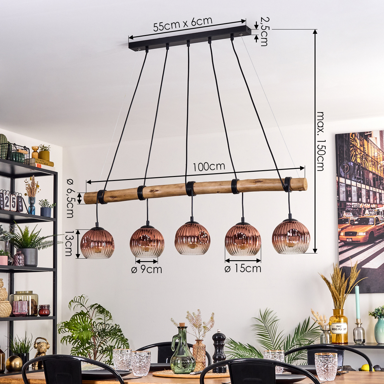 Eine moderne Pendelleuchte mit fünf kupferfarbenen Glaskugeln hängt über einem Esstisch. Die Lampe hat Holz- und schwarze Metallelemente.