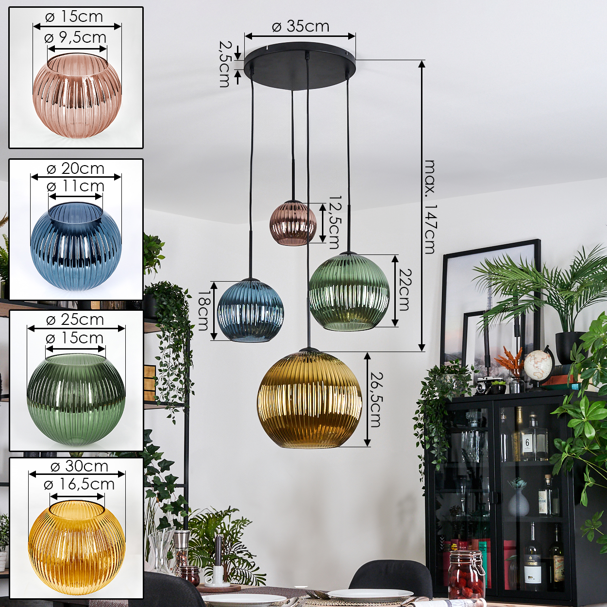 Ein modernes Esszimmer mit Pendelleuchten in verschiedenen Farben und Größen. Abmessungen und Details werden angezeigt. Ein Schrank und Pflanzen sind im Hintergrund.