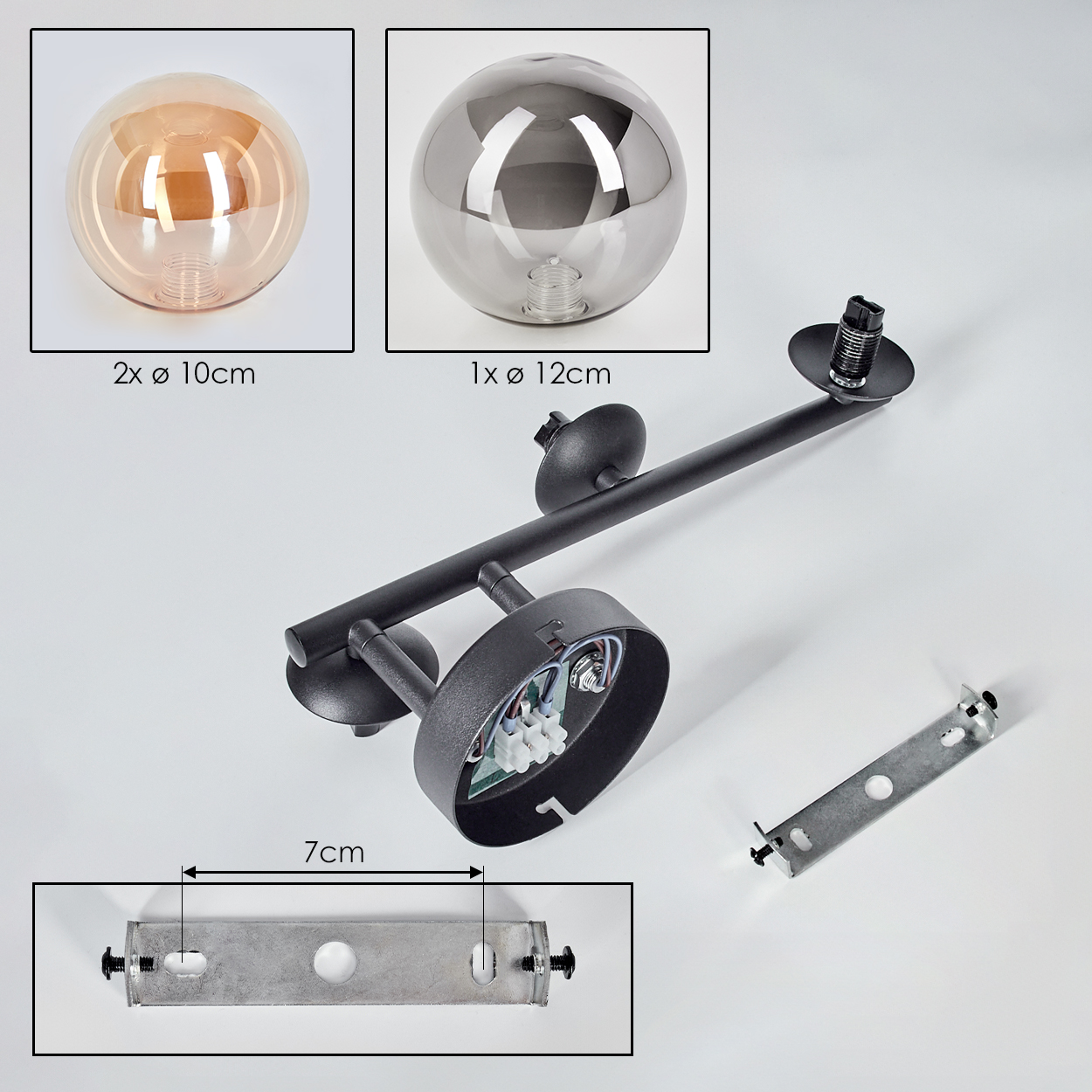 Eine zerlegte schwarze Lampe mit zwei Glaskugeln, einer silbernen Kugel und einer Montageplatte. Maße sind enthalten.