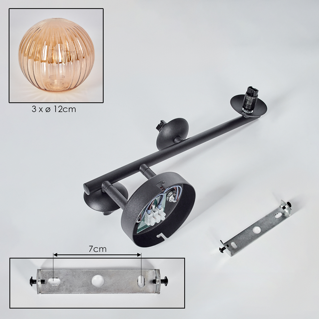 Zerlegte schwarze Leuchte mit Glaskugel und Montagezubehör. Teile umfassen Basis, Arm und Halterung.