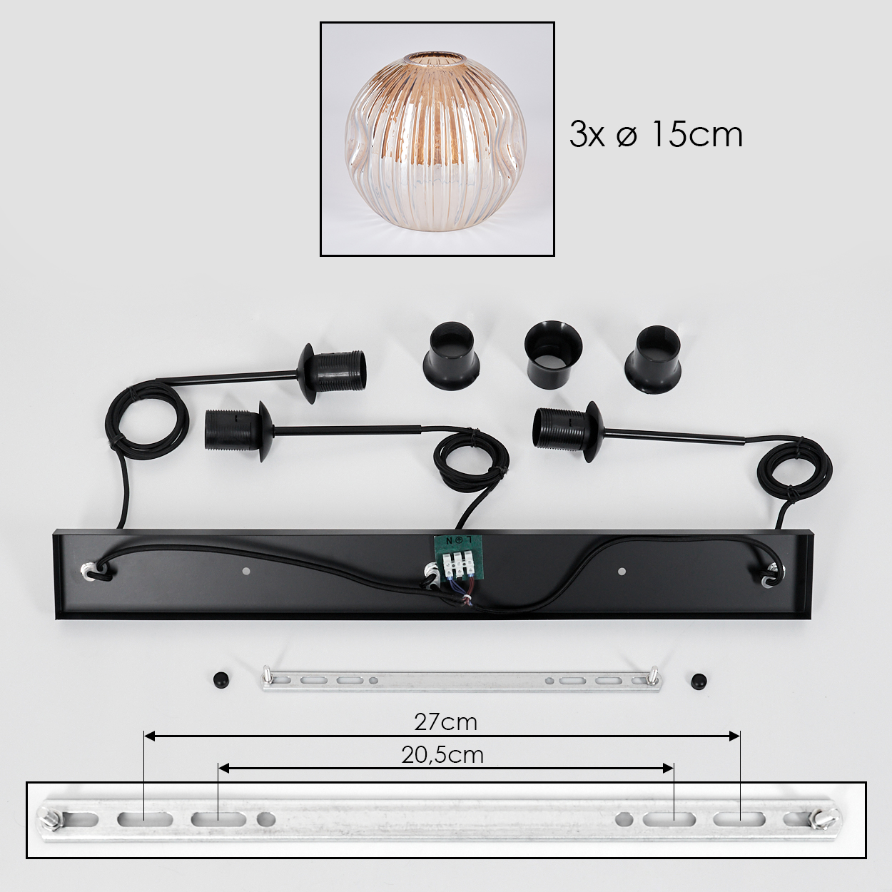 Eine zerlegte Leuchte mit Glaskugel, schwarzer Hardware und einer Metallmontageplatte. Abmessungen sind angegeben.