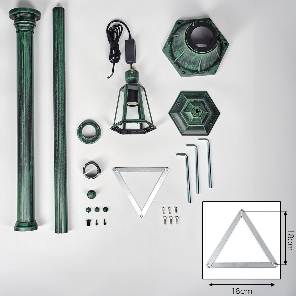 Zerlegte grüne Lampenteile auf weißem Hintergrund: Stangen, Sockel, Lampe, Schrauben, Werkzeuge und ein Dreieck. Maße: 18x18 cm.