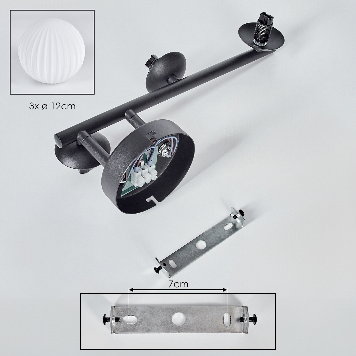 Eine zerlegte schwarze Lampe mit weißem kugelförmigen Lampenschirm, verschiedenen Teilen und einer Metallhalterung auf weißem Hintergrund.