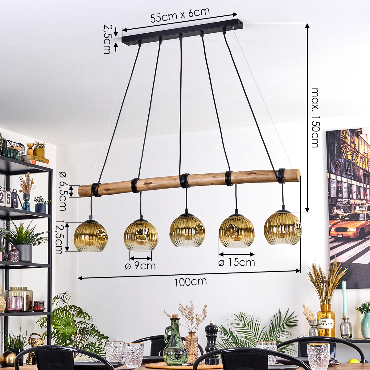 Eine moderne Hängelampe mit 5 goldenen Glaskugeln hängt über einem Esstisch. Abmessungen sind im Bild angegeben.