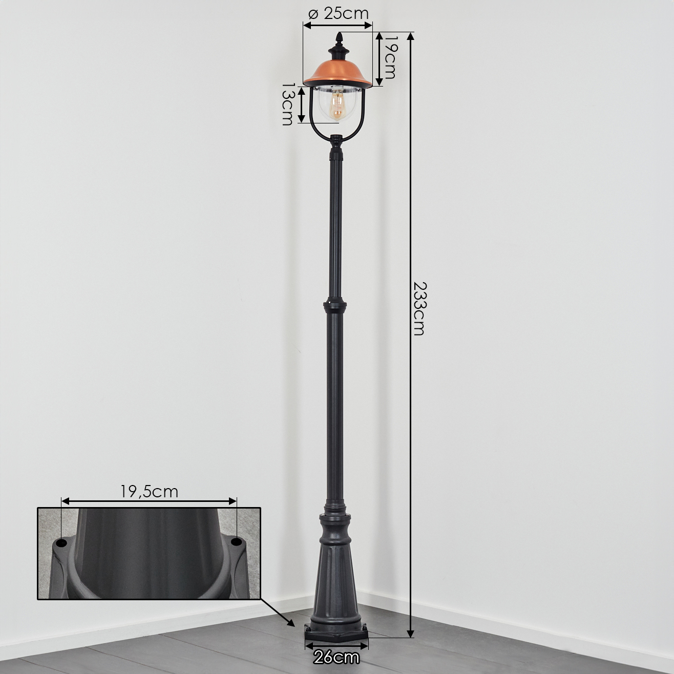 Eine schwarze Straßenlaterne mit kupferfarbenem Oberteil. Abmessungen sind angegeben: Höhe 233 cm, Oberteil 25 cm. Sockel ist 26 cm. Detail des Sockels ist dargestellt.