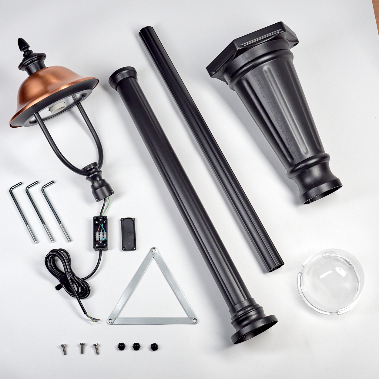 Zerlegte schwarze und kupferfarbene Außenlampe auf weißem Hintergrund. Teile umfassen Lampenkopf, Stangen, Sockel, Glasabdeckung und Schrauben.