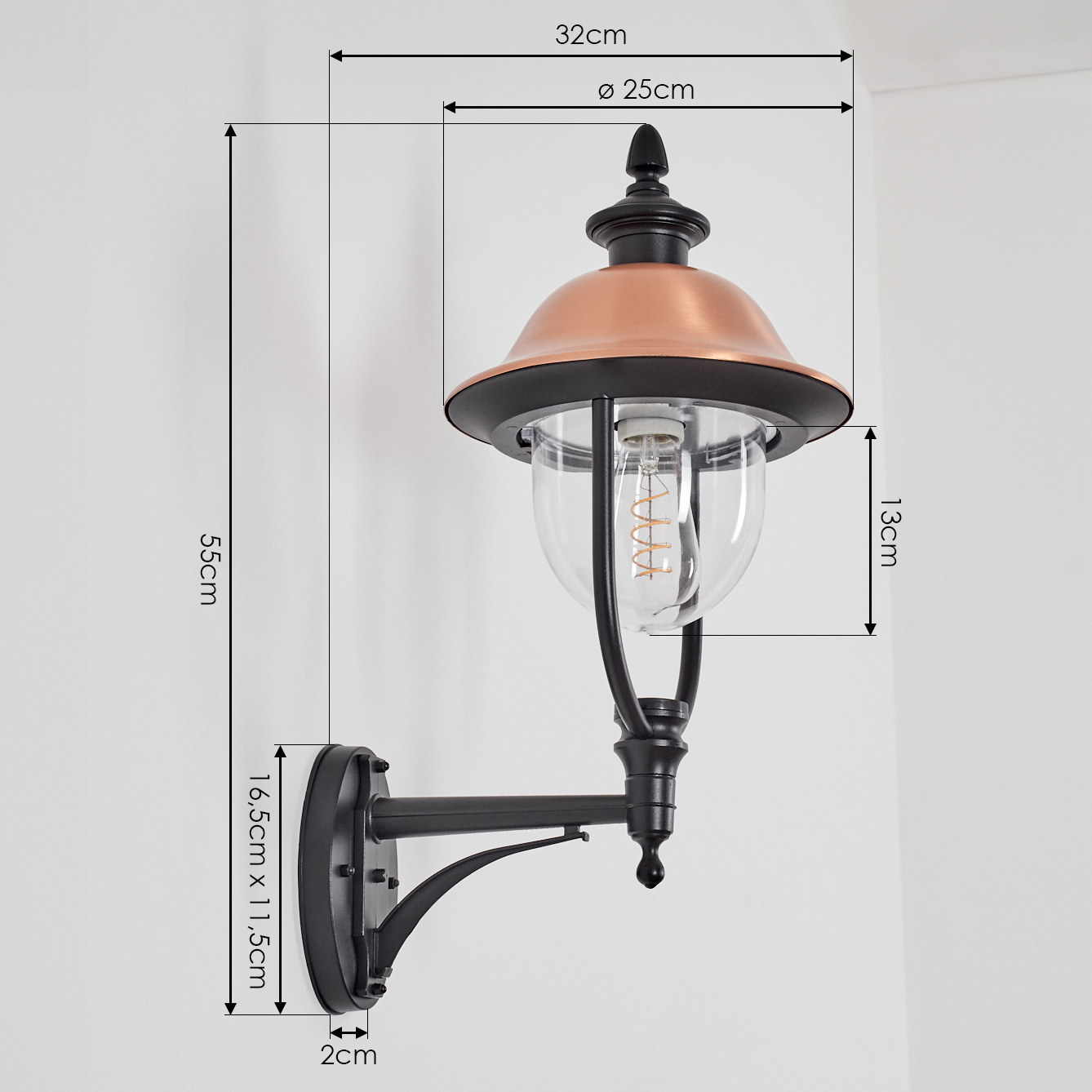 Eine schwarze Wand-Außenlampe mit kupferfarbenem Schirm, klarer Glaskugel und sichtbarer Glühbirne, Abmessungen sind angegeben.