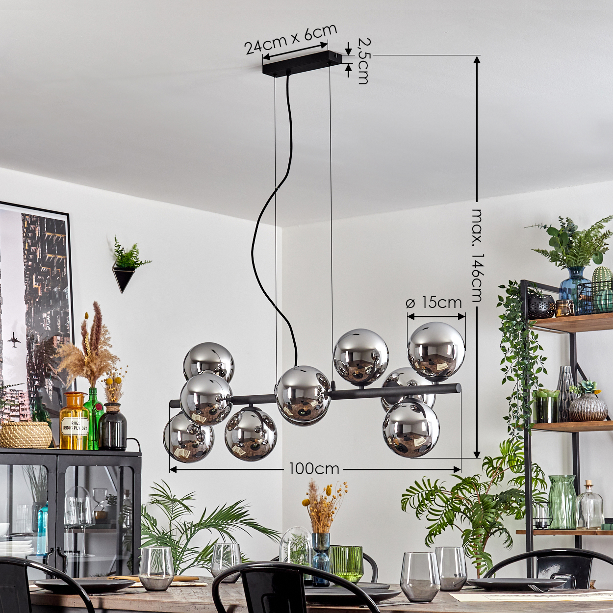 Ein Esszimmer mit einem schwarzen Kronleuchter mit Chromkugeln. Maße des Kronleuchters sind angegeben.