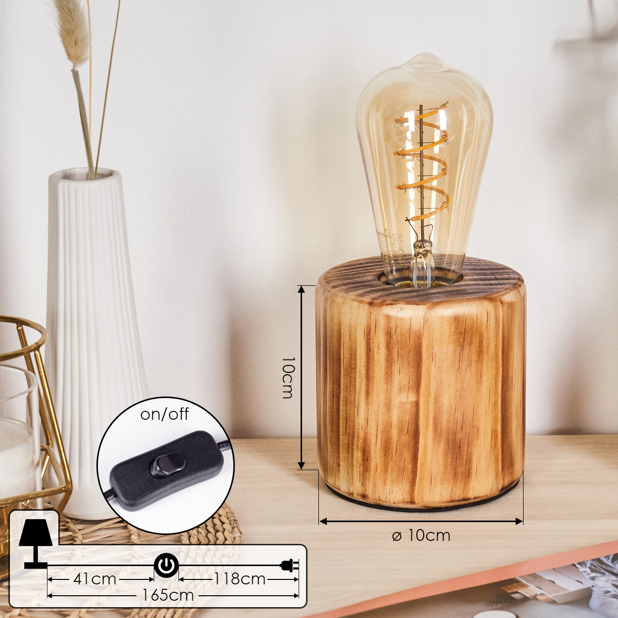 Eine Holzlampen mit großer Glühbirne. Eine weiße Vase und ein Schalter sind ebenfalls im Bild.