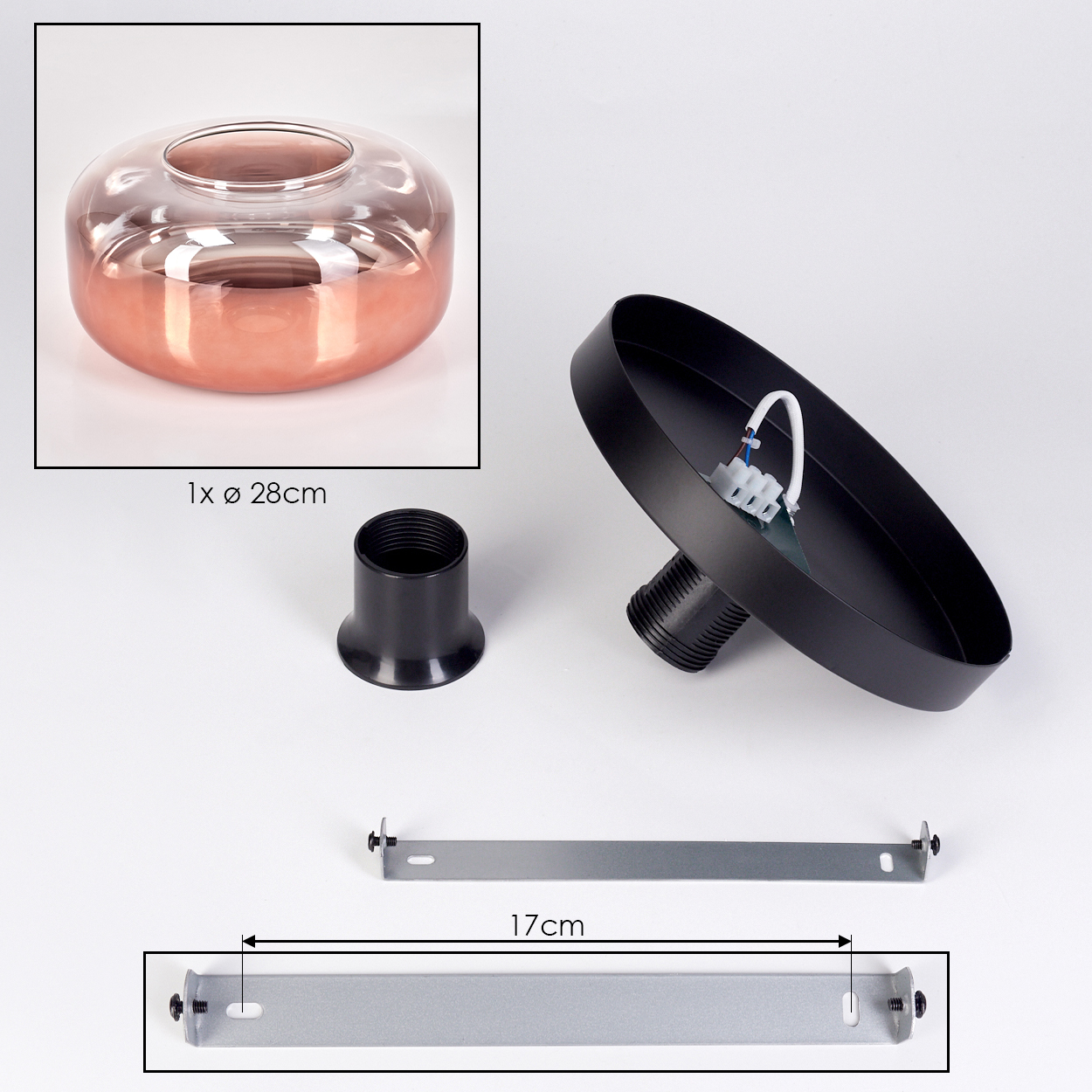 Ein zerlegter Lampenbausatz. Enthält einen Glasschirm, eine schwarze Deckenplatte, eine Lampenfassung und eine Metallhalterung mit Schrauben. Teile liegen auf weißem Untergrund.