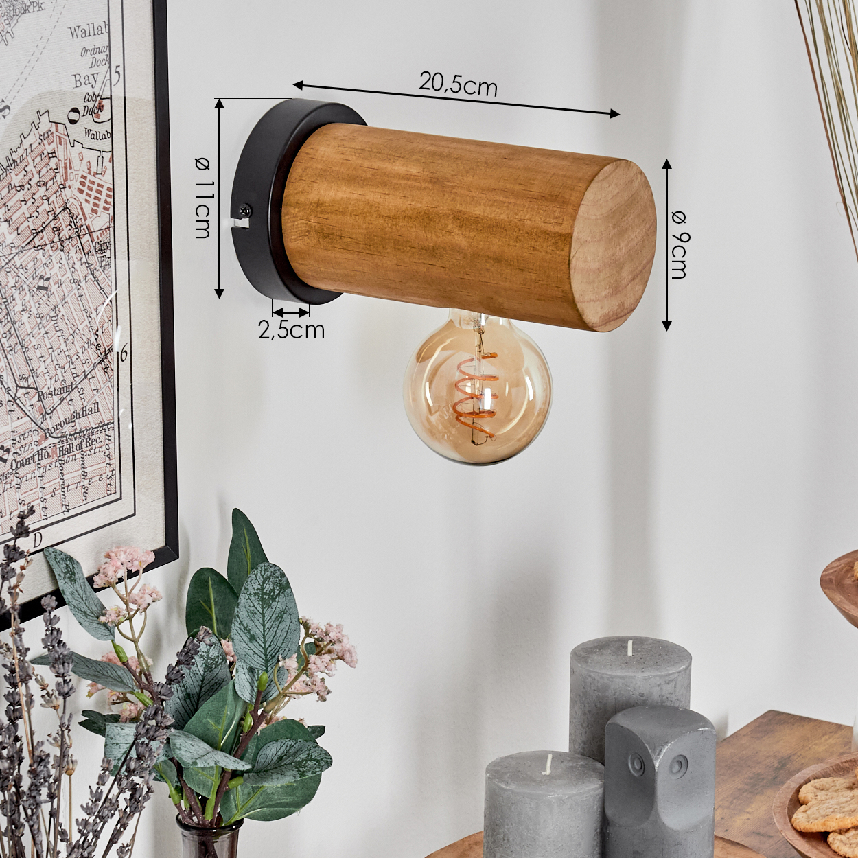 Holz-Wandlampe mit Glühbirne, Maße angegeben. Daneben eine Karte, Blumen, Kerzen und ein Holzbrett mit Keksen.